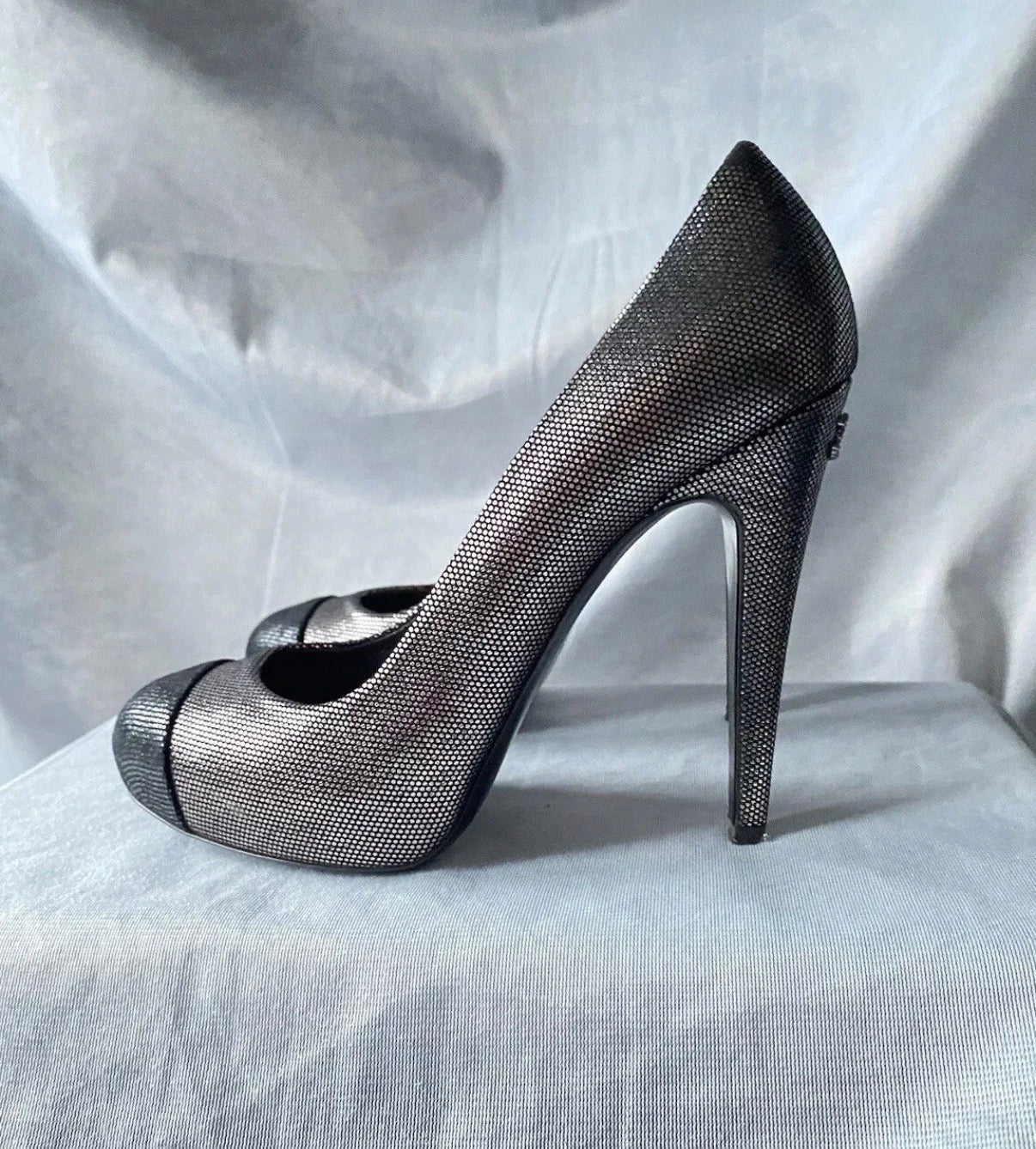 Chanel Silver Metallic Textured Suede Platform Pumps CC Logo High Heels 38.5eu