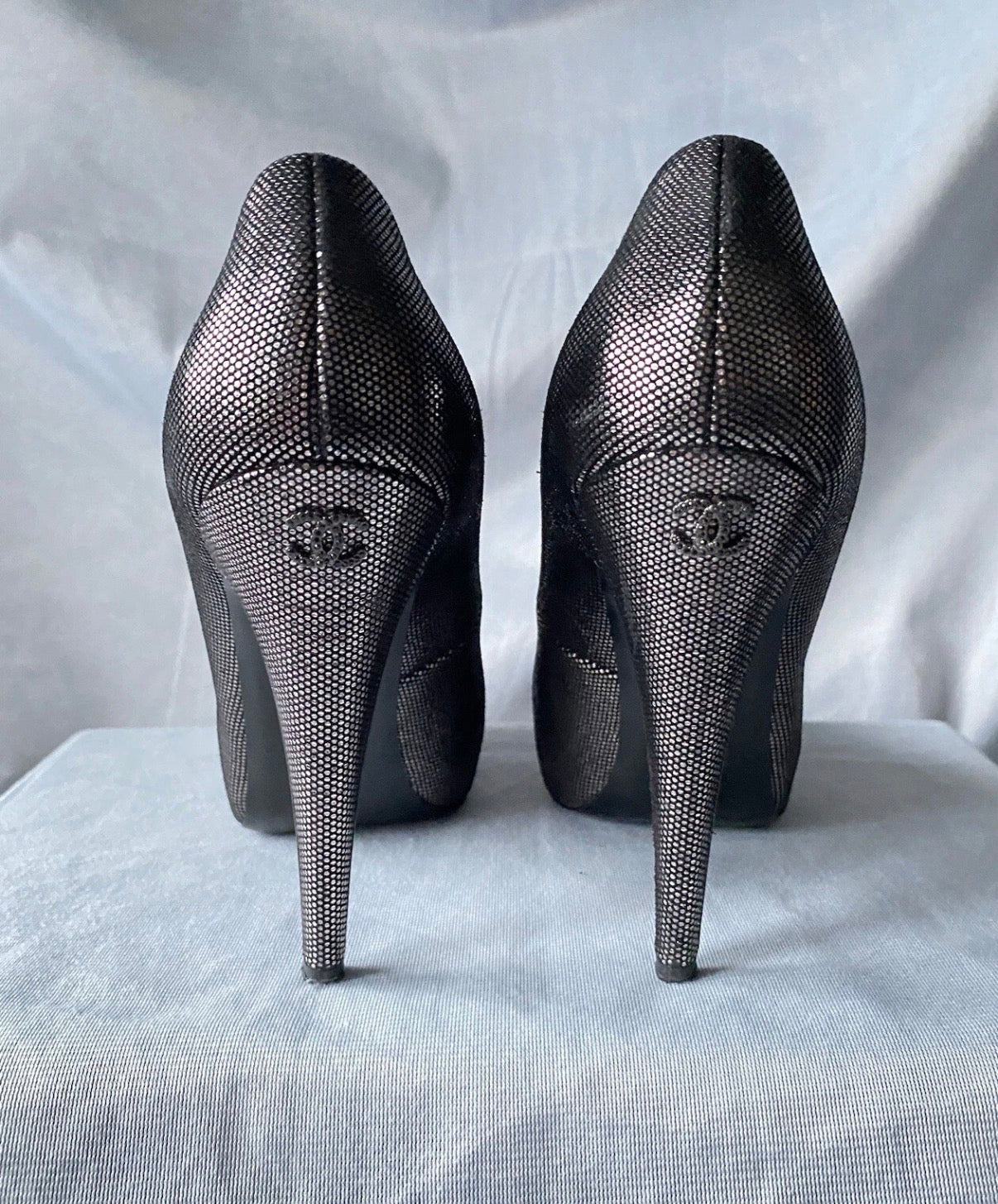 Chanel Silver Metallic Textured Suede Platform Pumps CC Logo High Heels 38.5eu