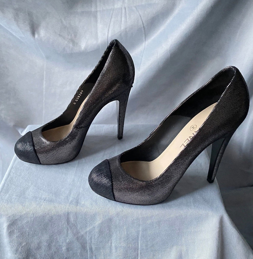 Chanel Silver Metallic Textured Suede Platform Pumps CC Logo High Heels 38.5eu