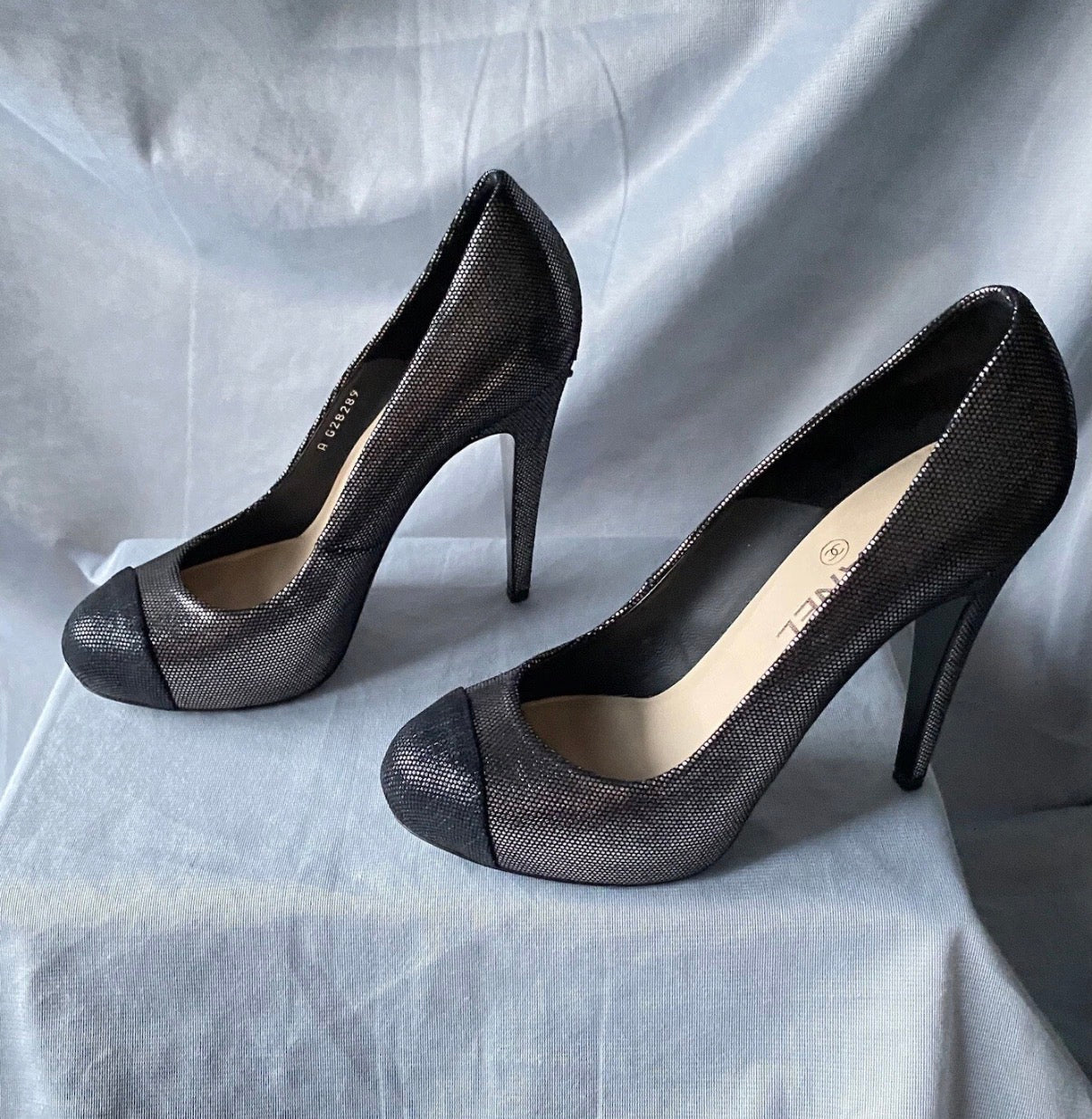Chanel Silver Metallic Textured Suede Platform Pumps CC Logo High Heels 38.5eu