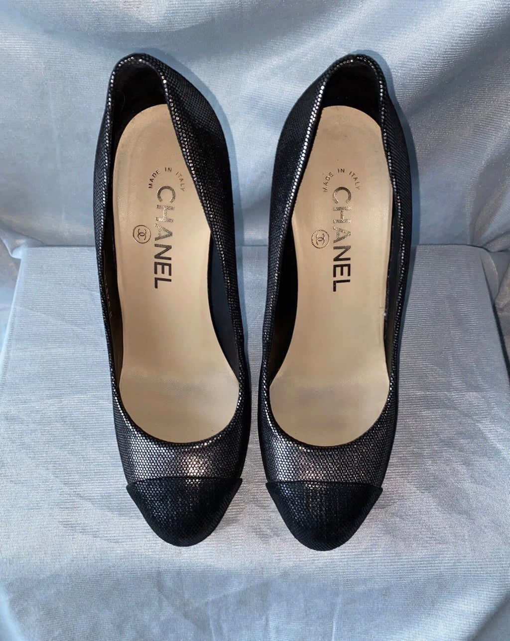 Chanel Silver Metallic Textured Suede Platform Pumps CC Logo High Heels 38.5eu
