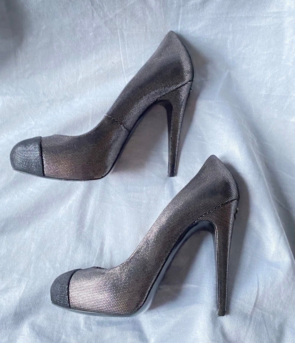 Chanel Silver Metallic Textured Suede Platform Pumps CC Logo High Heels 38.5eu