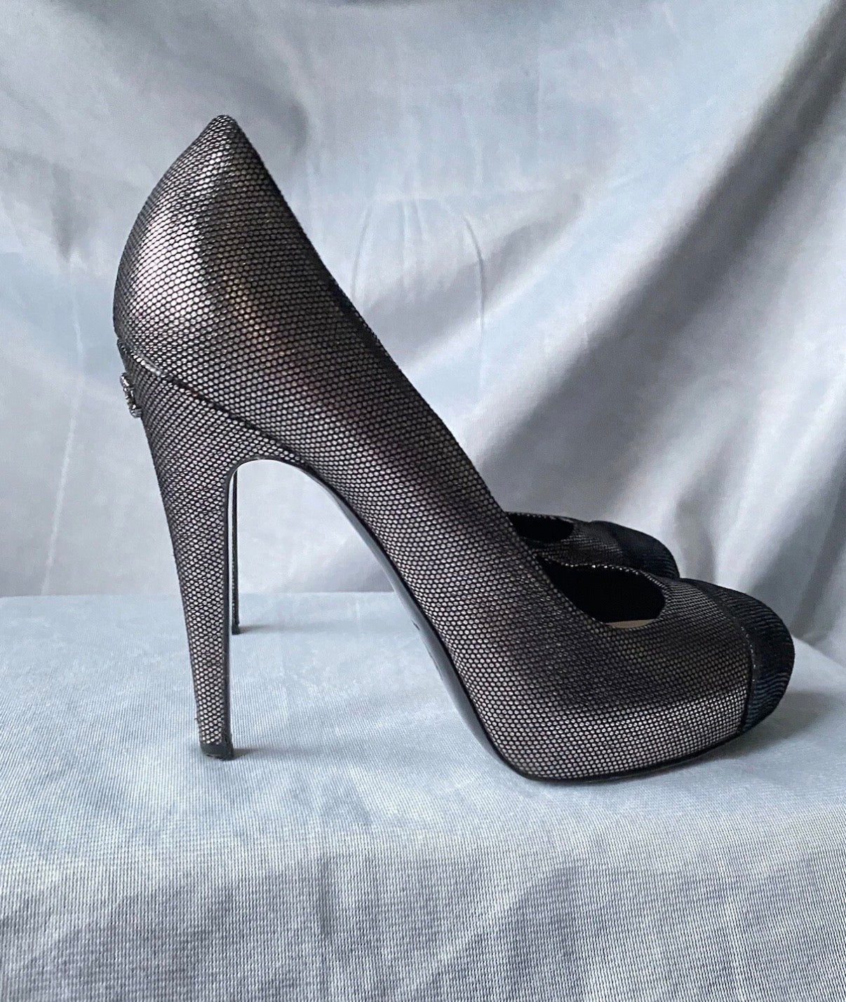 Chanel Silver Metallic Textured Suede Platform Pumps CC Logo High Heels 38.5eu
