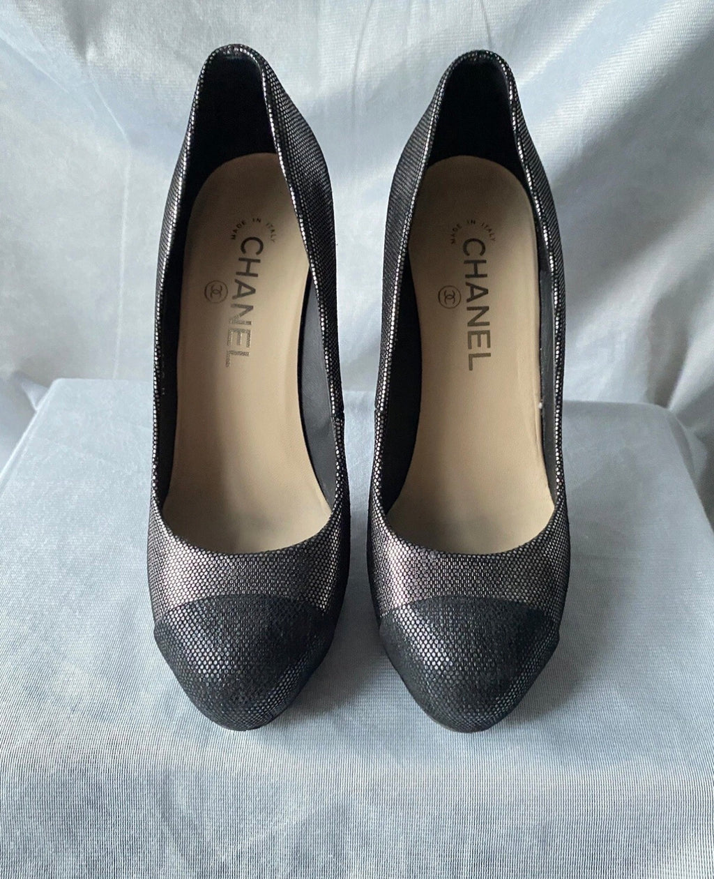 Chanel Silver Metallic Textured Suede Platform Pumps CC Logo High Heels 38.5eu