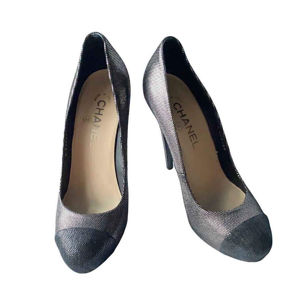 Chanel Silver Metallic Textured Suede Platform Pumps CC Logo High Heels 38.5eu