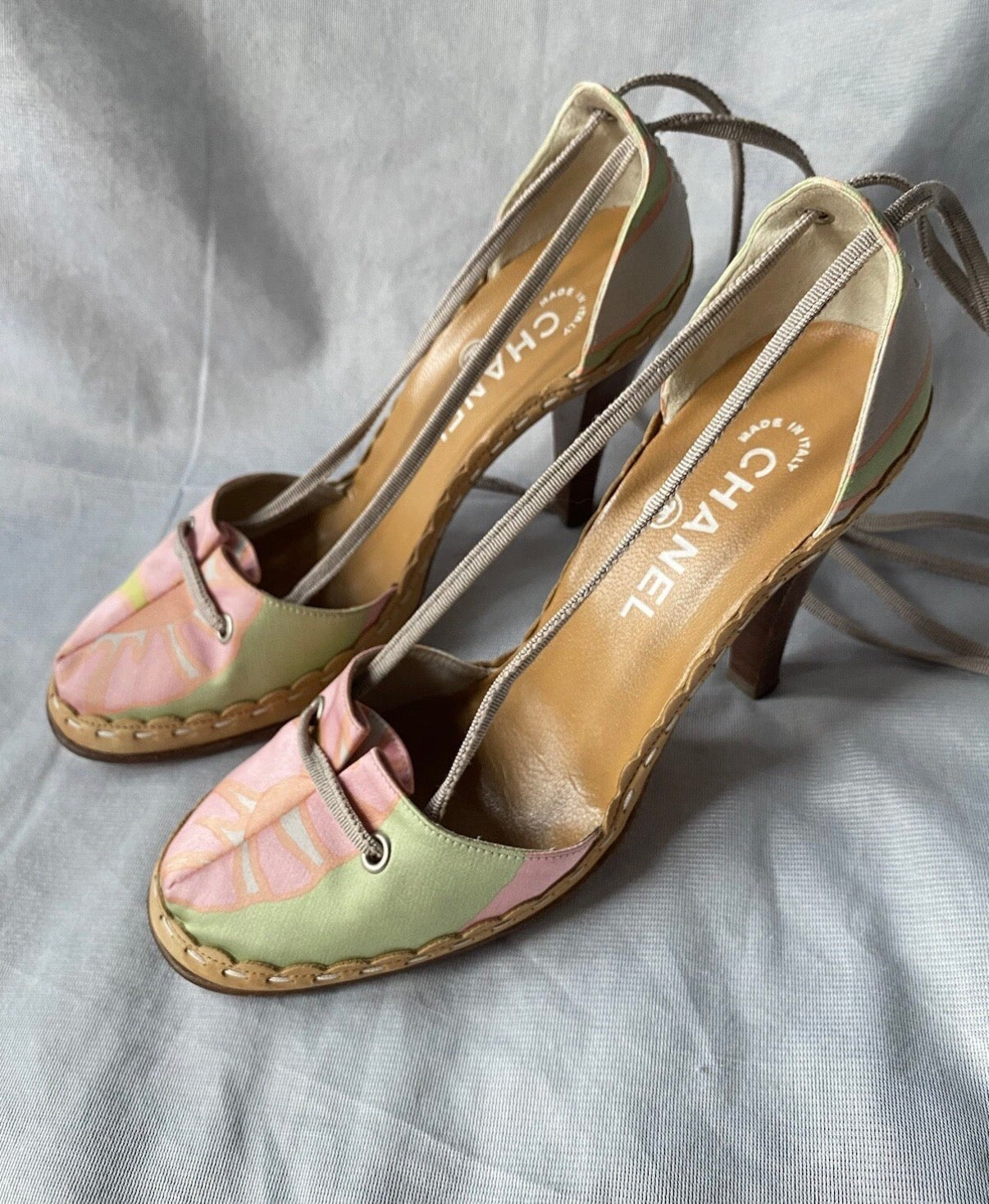 Chanel Vintage Slingback Floral Fabric Ankle Wrap Heels Pearl CC Logo Mark 37.5eu